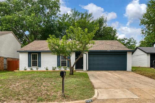 1906 Bosque Ln, Arlington, TX, 76006-6620 | Card Image