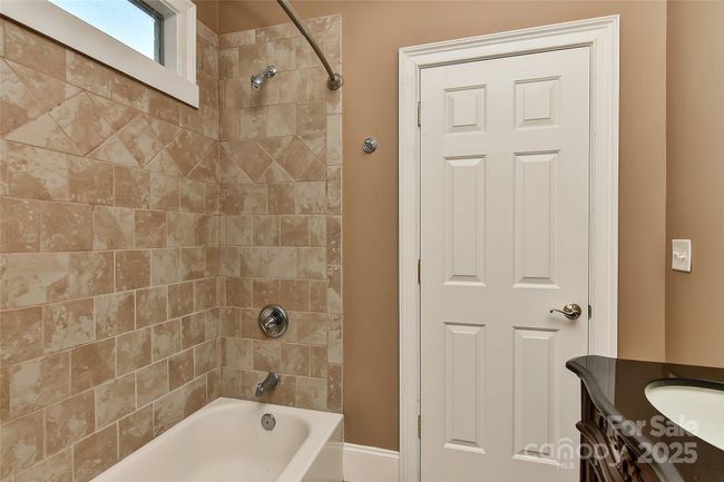 Bathroom 4 | Image 42