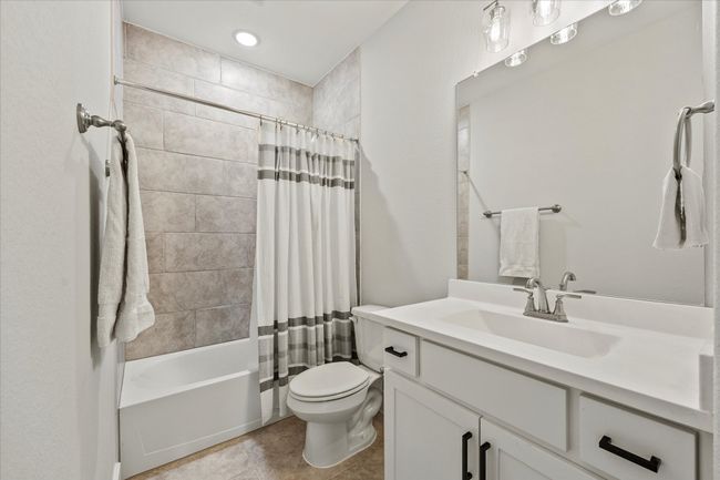 Guest full bath | Image 10