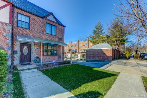 67 Groton St, Forest Hills, NY, 11375-4122 | Card Image