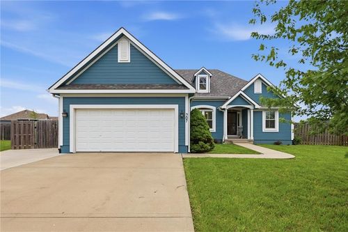 907 Hemlock St, Paola, KS, 66071-3062 | Card Image