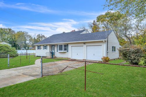 441 Macdonald Ave, Bellport, NY, 11713-1727 | Card Image