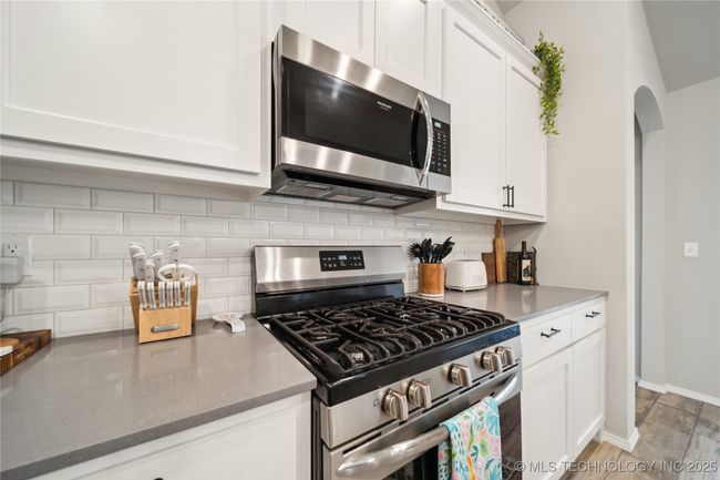 KITCHEN WITH GAS STOVE/OVEN | Image 16