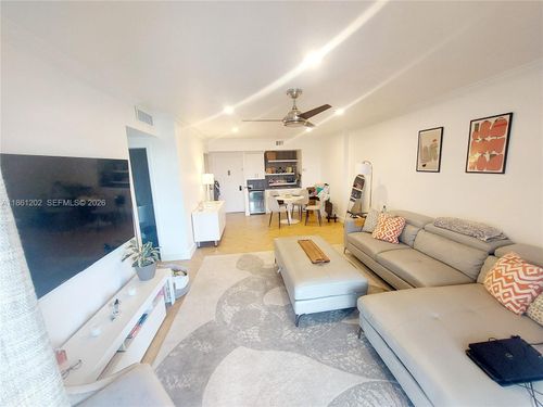 1005a-4400 Hillcrest Dr, Hollywood, FL, 33021-7979 | Card Image