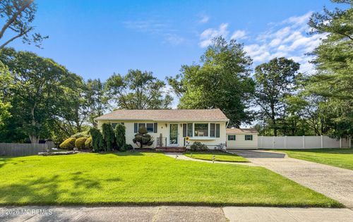 6 Aaron Ave, Howell, NJ, 07731-1502 | Card Image
