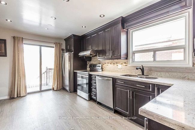 28 Bramhall Crt, House attached with 4 bedrooms, 3 bathrooms and 4 parking in Brampton ON | Image 5