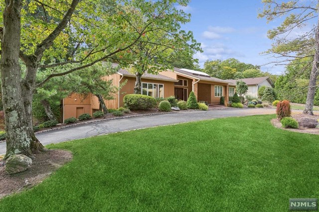 Hemlock Rd, Livingston, NJ 07039