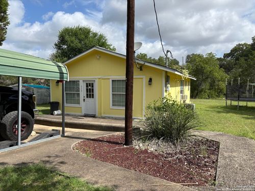 952 Madrona Rd, Pipe Creek, TX, 78063-5560 | Card Image