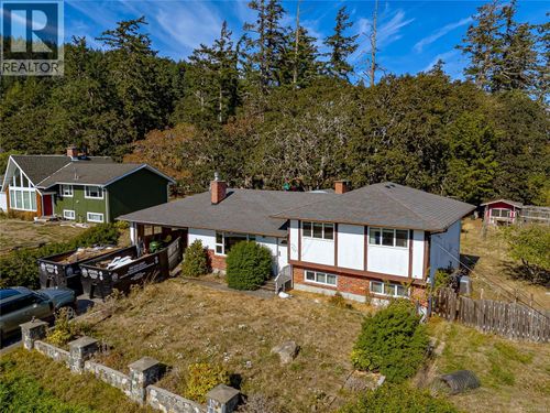 635 Pears Rd, Victoria, BC, V9C3Z6 | Card Image