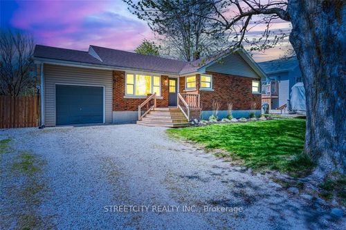 282 John St, Warwick, ON, N0M2S0 | Card Image