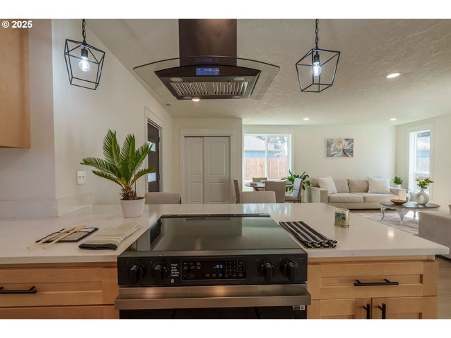 535 E St, House other with 4 bedrooms, 3 bathrooms and 1 parking in Independence OR | Image 7
