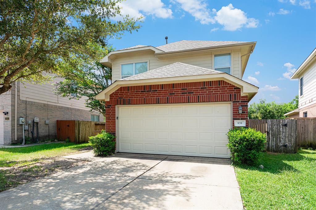 Andover Glen Dr, Fresno, TX 77545