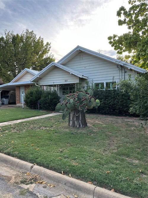 421 N 3rd St, Jacksboro, TX, 76458-1617 | Card Image