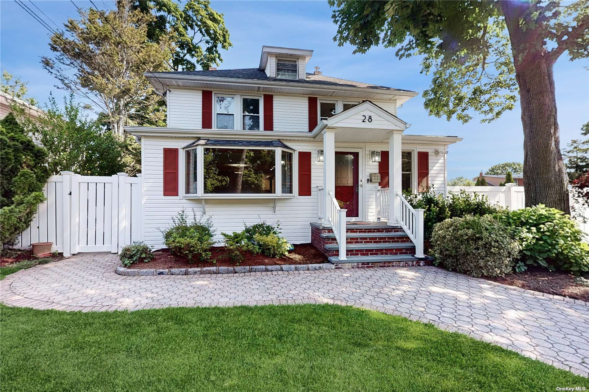 Devine Ave, Syosset, NY 11791