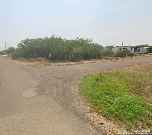 211 Hawk St, ZAPATA, TX, 78076-3850 | Card Image