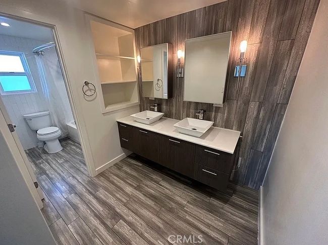 1109 E 1 St St, Condo with 3 bedrooms, 2 bathrooms and 2 parking in Tustin CA | Image 13