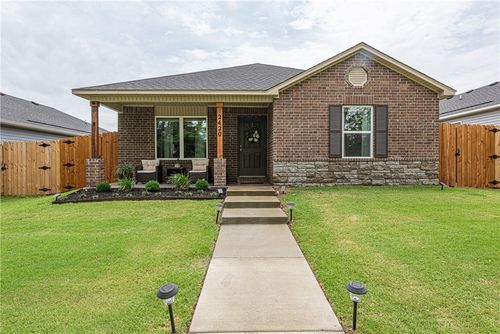 2420 E Illinois Aly, Fayetteville, AR, 72701-5668 | Card Image