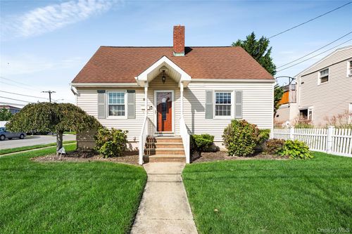 200 Forest Ave, Massapequa, NY, 11758-7001 | Card Image
