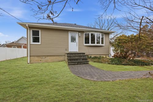 633 7th St, West Babylon, NY, 11704-4201 | Card Image