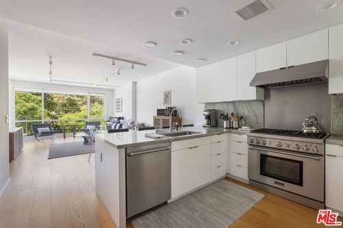 209-1705 Ocean Ave, Santa Monica, CA, 90401-3285 | Card Image