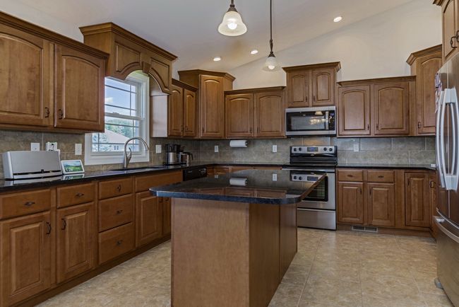1619 W Meadowlark Dr, Home with 3 bedrooms, 3 bathrooms and null parking in Pontiac IL | Image 15
