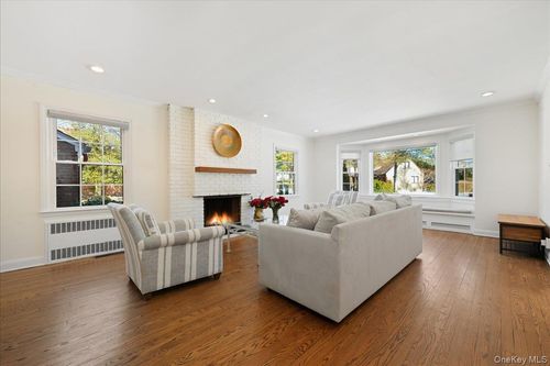 5 Glenwood Ln, Roslyn Heights, NY, 11577-1410 | Card Image