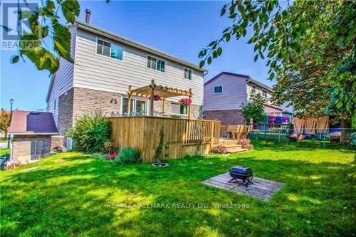 main-928 Wayne Drive, Newmarket (Huron Heights-Leslie Valley), ON, L3Y5T8 | Card Image