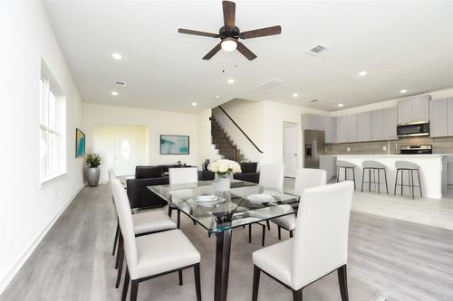 2811 Topiary Ln, Houston, TX, 77014-2945 | Card Image