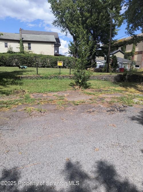 12 Mill St, Carbondale, PA, 18407-2268 | Card Image