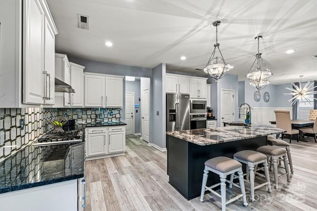 Marble backslash and gas stove | Image 14