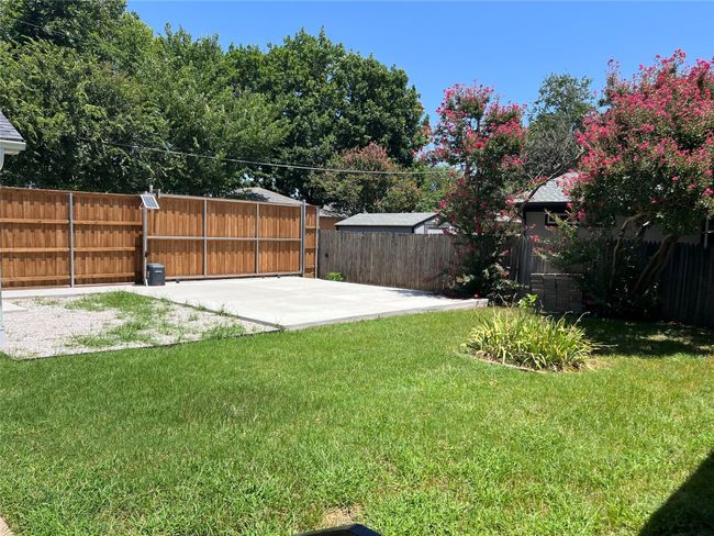 Nice backyard with grassy area, 2 parking pads for guests in the separate guest house and electric gate | Image 25