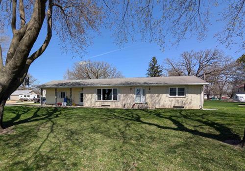 413 Maple St, Elma, IA, 50628-8200 | Card Image
