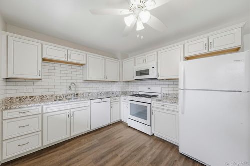 30 Center St, Highland Fls, NY, 10928-1810 | Card Image