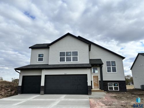 925 Estate St Street, Harrisburg, SD, 57032 | Card Image