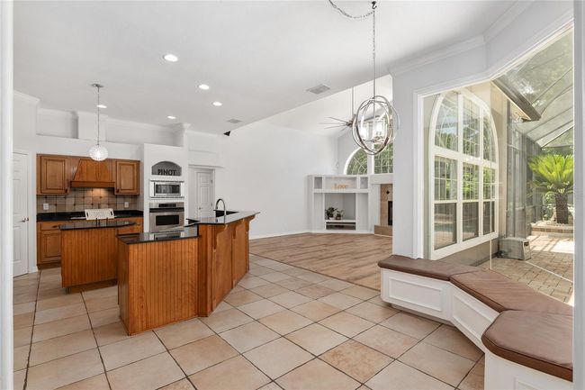BREAKFAST ROOM AREA WITH BUILT-IN BENCH SEATING | Image 24