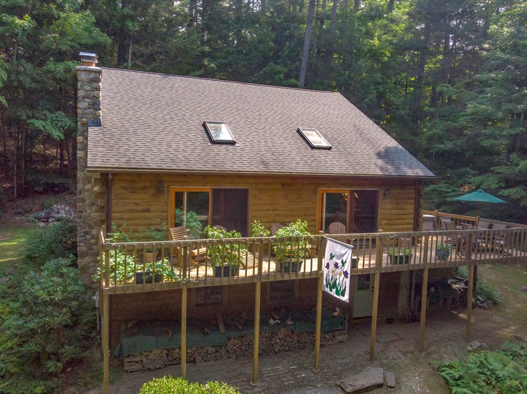 Brookside Gln, Huntington, MA 01050