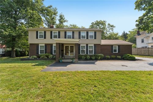 2911 Lee Rd, Shaker Heights, OH, 44120-1835 | Card Image