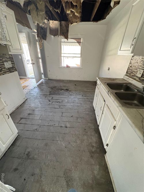 19300 Woodside St, Harper Woods, MI, 48225-2172 | Card Image