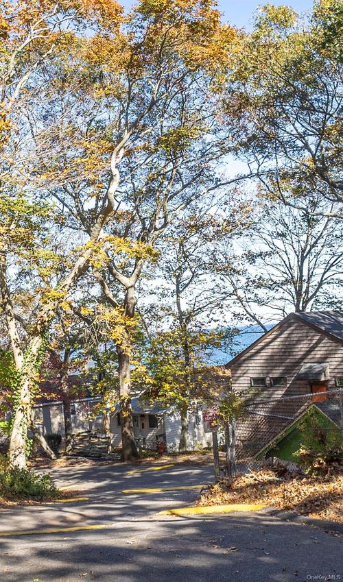 17 Schooner Ln, Calverton, NY, 11933-1274 | Card Image