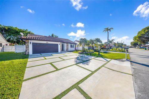 6240 Gauntlet Hall Ln, Davie, FL, 33331-3434 | Card Image