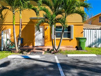 203 Ne 12th Ave, Condo with 2 bedrooms, 1 bathrooms and null parking in Homestead FL | Image 2