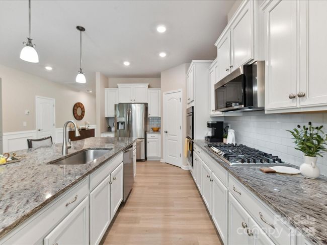 Range Hood is Vented to Exterior. Single Bowl Sink | Image 13