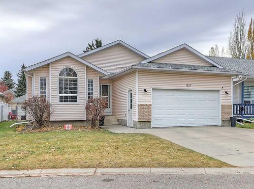 1527 10 Ave Se, High River, AB, T1V1L8 | Card Image