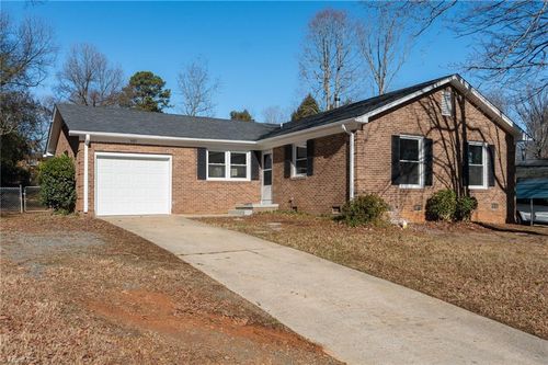 307 Foxcroft Dr, Winston-Salem, NC, 27103-6117 | Card Image