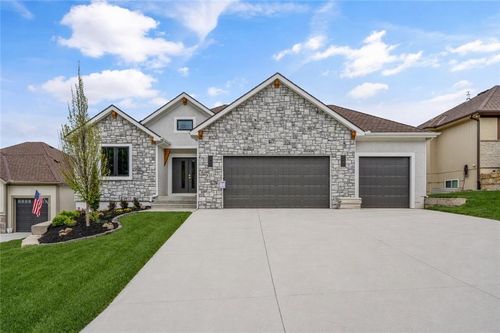 4363 Ne Hideaway Dr, Lee's Summit, MO, 64064-7400 | Card Image