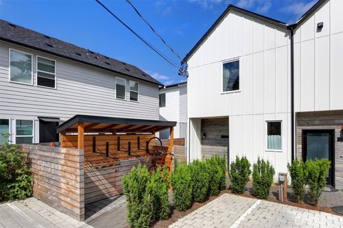 10354 Wallingford Ave N, Seattle, WA, 98133-9440 | Card Image