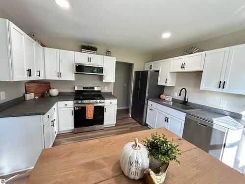 4358 Manor Wood Dr S, Traverse City, MI, 49685-9198 | Card Image