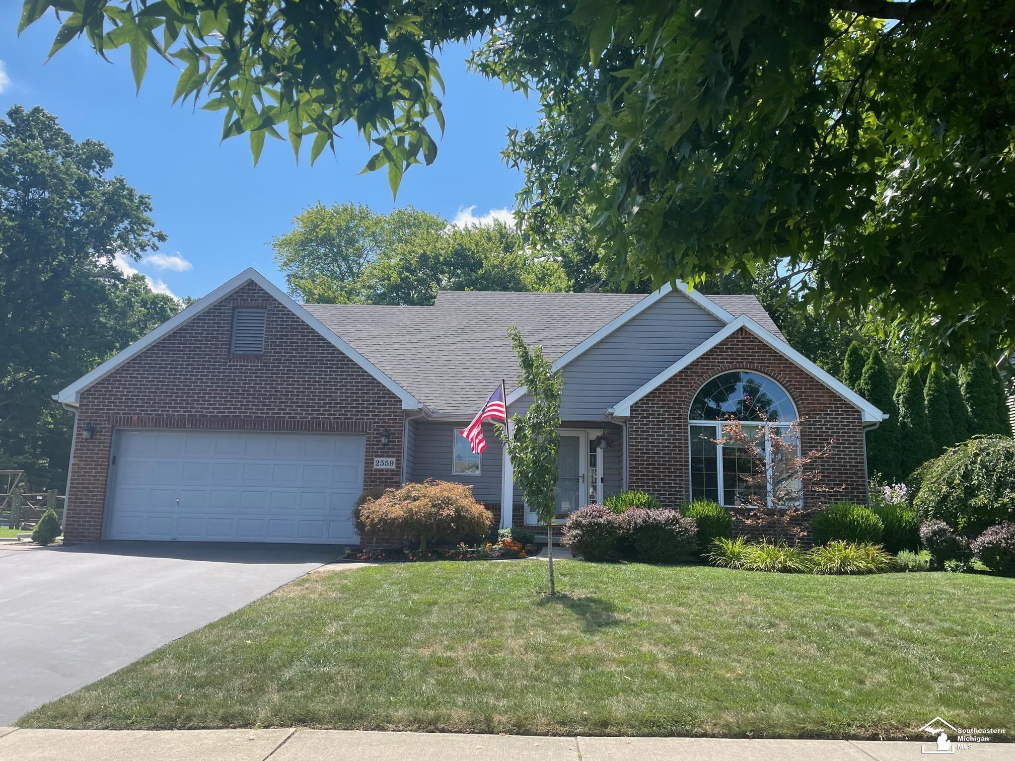 Chapel Creek Dr, Lambertville, MI 48144