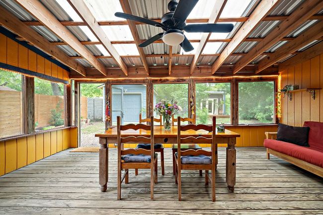 Back screened in porch | Image 25