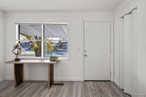 5749 Detroit St, Dearborn Heights, MI, 48125-3202 | Card Image